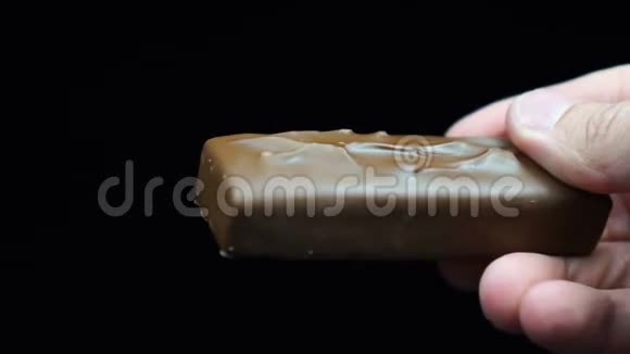双手打碎一块巧克力把巧克力切成两半视频的预览图
