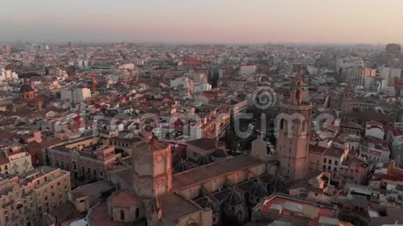 4K无人驾驶飞机拍摄瓦伦西亚美丽多彩的老城视频的预览图