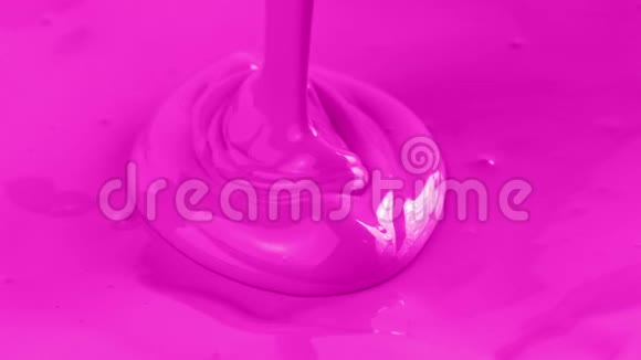 充满活力的粉红色油漆是灌注特写镜头视频的预览图
