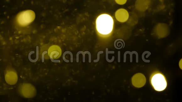黄金抽象模糊的浮动背景在4K的圣诞节和假日视频的预览图