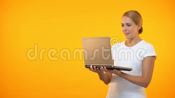 令人惊讶的是年轻女性正在阅读手提电脑在线应用程序模板等电子邮件视频的预览图
