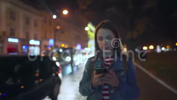 女人和她的朋友在智能手机上交谈看到他在穿过街道时高兴地挥手致意视频的预览图
