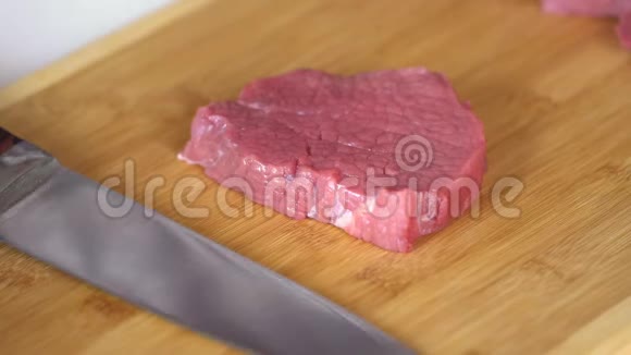 牛肉粉用大菜刀切成薄片近距离拍摄4K摄像机厨师的餐桌和烹饪表演视频的预览图