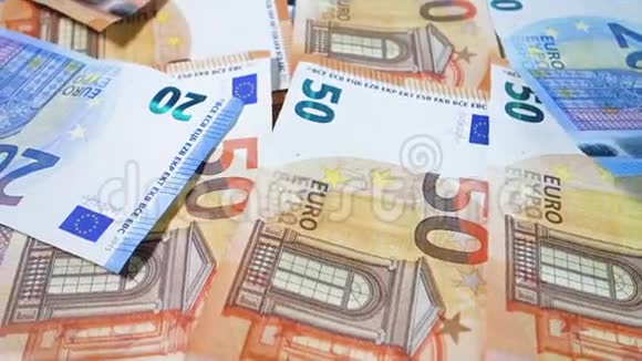桌子上摆着旋转欧元钞票的视频视频的预览图