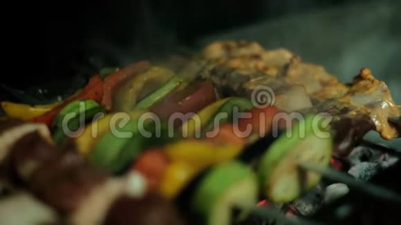 烧烤和蔬菜在烤架上视频的预览图