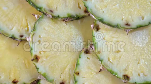 新鲜美味和多汁的菠萝片旋转的顶部视图和特写视图视频的预览图