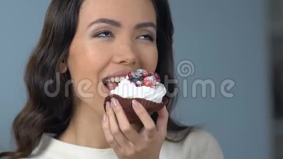 亚洲女人品尝美味的甜糕点和鲜奶油和水果视频的预览图