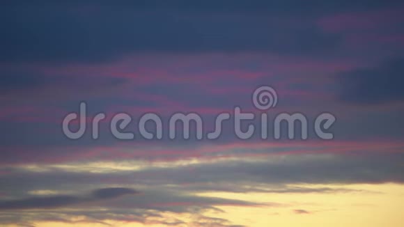 戏剧性的天空时间流逝4K紫色粉红色深蓝色橙色红色云的日落视频的预览图