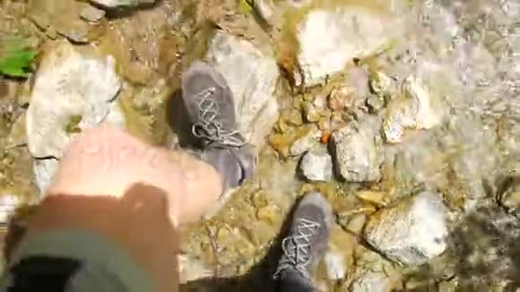 在石头和水坑上旅行视频的预览图