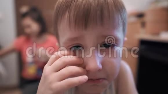 男孩在他母亲面前哭在家族肖像拍摄中酗酒关门视频的预览图
