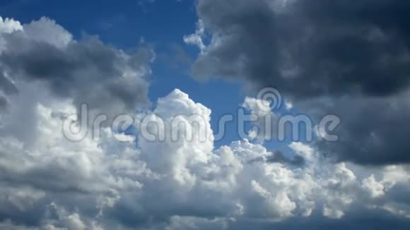 暴风云及时酝酿延时剪辑美丽的蓝天积云密布视频的预览图