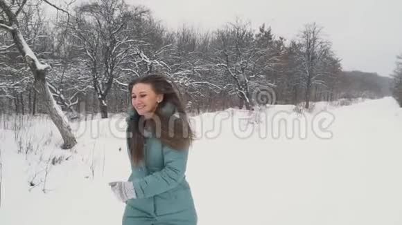 女孩穿过雪地公园视频的预览图