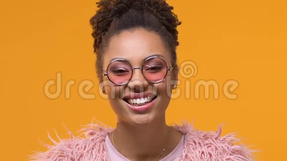 快乐的美国黑人女士戴着现代眼镜微笑成镜头都市风格视频的预览图