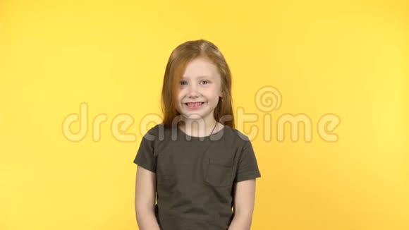 有趣的红发女孩对着镜头微笑露出舌头视频的预览图