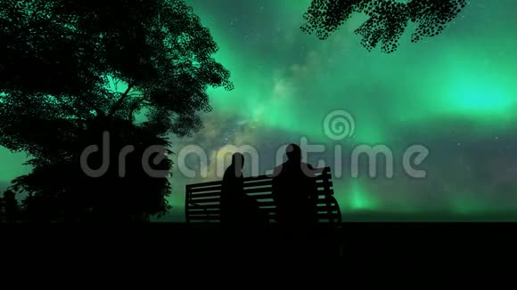 黑两个人坐在白色背景上的长凳上黑色的轮廓北极光下的日期视频的预览图