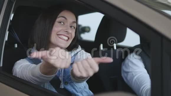 参观汽车经销商美丽的一家人坐在他们的新车里跳舞微笑视频的预览图