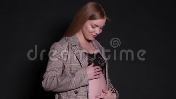 穿着黑色胸罩和夹克的漂亮孕妇视频的预览图