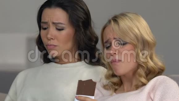 让吃巧克力的女性感到不安放松和镇静情绪波动内啡肽视频的预览图