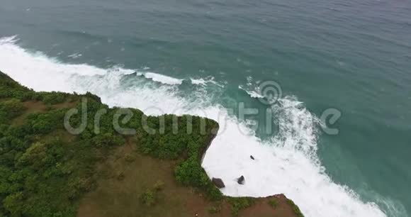 从悬崖上可以看到4k大浪的海洋空中镜头视频的预览图