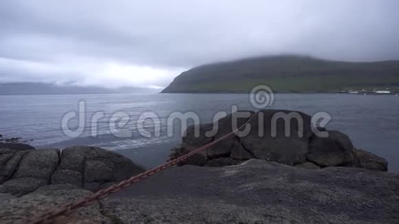 法罗群岛海岸线Rinkusteinar岩石滑动摄像机视频的预览图