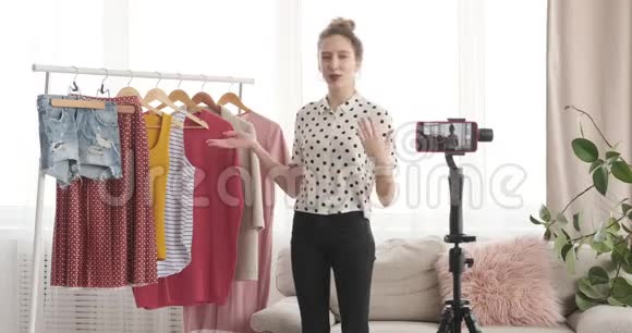青少年时装模特儿在镜头前展示新衣服视频的预览图