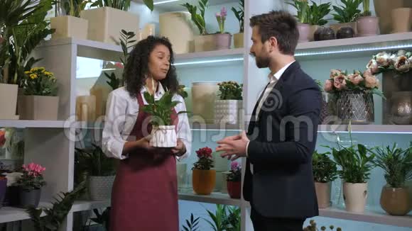 可爱的花艺师提供客户购买盆栽植物视频的预览图