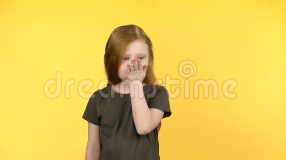 小女孩摆姿势和别人接吻视频的预览图