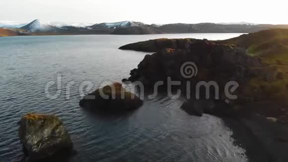 山火山岩有山有湖的美丽春景视频的预览图