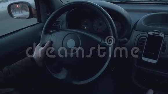 司机手控制汽车视频的预览图
