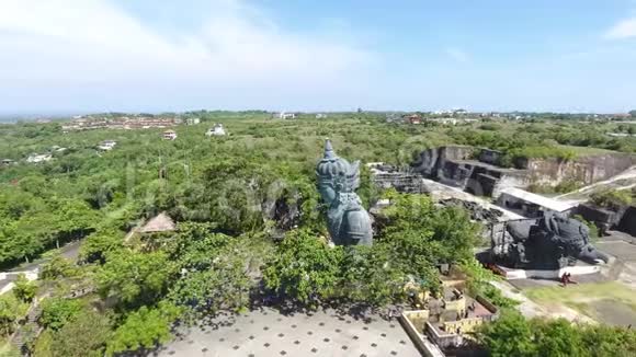 巴厘岛文化公园的空中镜头很多人在散步4k视频的预览图