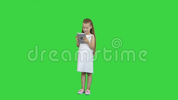 绿色屏幕上有平板电脑的小女孩Chroma键视频的预览图