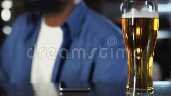男体育迷对错过获胜的机会感到失望男人坐在啤酒酒吧里视频的预览图