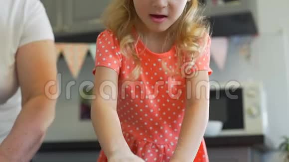 小女孩用面粉拍手视频的预览图