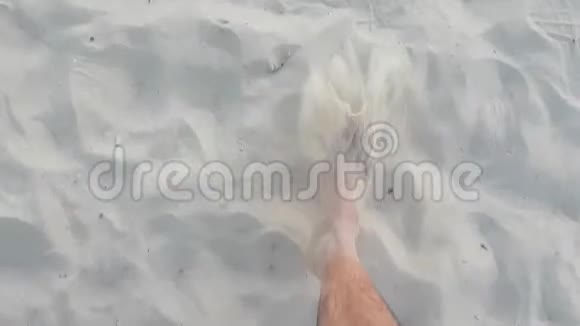 穿长裤的男腿在地中海沿岸的沙滩上行走视频的预览图