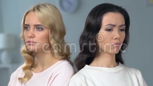 两个有魅力的女人分开坐着最好的朋友吵架亲戚视频的预览图