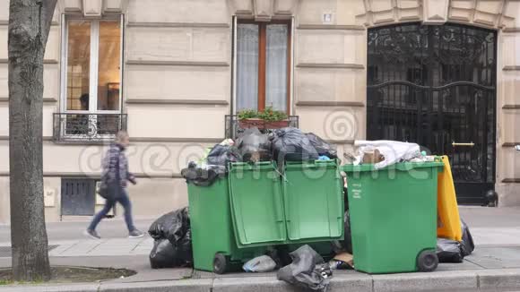 巴黎2020年2月4日垃圾焚烧场封锁后巴黎的垃圾堆积视频的预览图