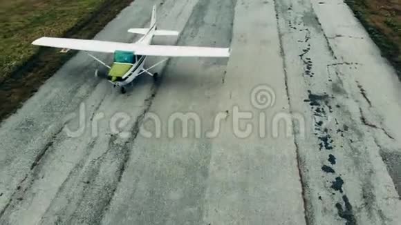 起飞前小型喷气式飞机正沿着跑道行驶视频的预览图