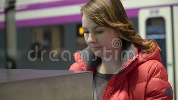 女孩在火车站买车票或使用自动取款机视频的预览图