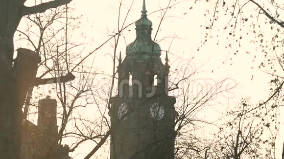 欧洲一个省城的旧钟楼视频的预览图