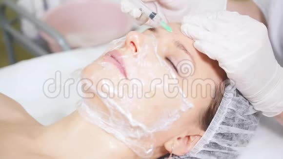 中间疗法美容师做面部美容手术在病人前额注射视频的预览图