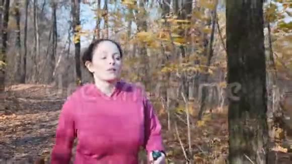 健康观念北欧漫步秋季公园视频的预览图