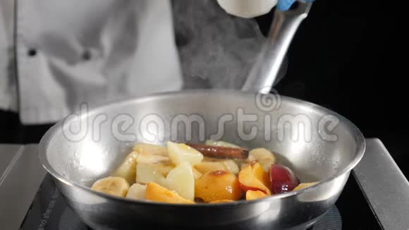 厨师把甜糖焦糖倒在煎锅上的水果上做美味的甜点慢动作的食物录像视频的预览图
