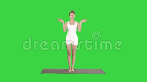 年轻的瑜伽女人站在绿色的屏幕上沉思Chroma键视频的预览图