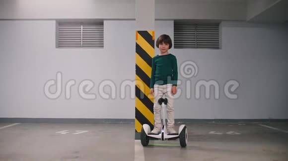 这个男孩骑着陀螺仪在地下车库停车场视频的预览图