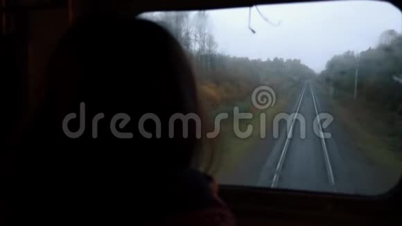 从火车后面可以看到很远的景色视频的预览图