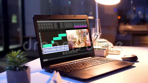 夜间办公室笔记本电脑视频编辑程序视频的预览图