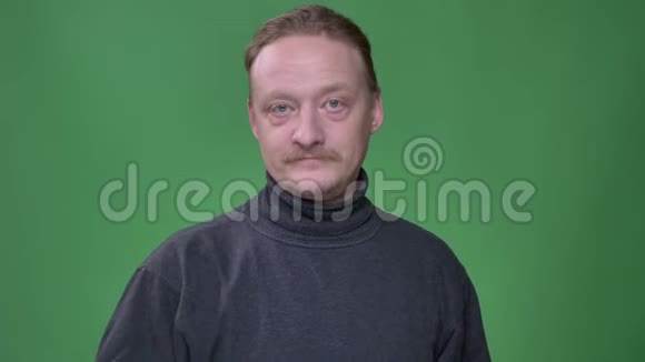 有胡子的中年男子的画像用手指示意在绿色背景上表示赞同视频的预览图