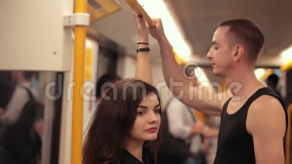 运输两个年轻人坐地铁特写慢动作视频的预览图