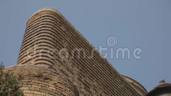 阿塞拜疆巴库一座古石塔顶部的全景少女塔视频的预览图