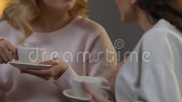 亲密的女性朋友谈论生活喝新鲜热茶友谊视频的预览图
